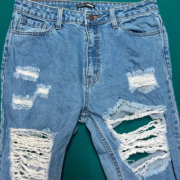 Fashion Nova light blue ripped jeans - Picture 2 of 3